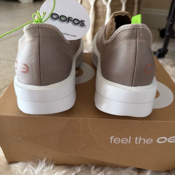 OOFOS Oomg Eezee Shoes Low Top Soft Slip On Sneakers Womens 8.5 Recovery Support - Picture 5 of 12